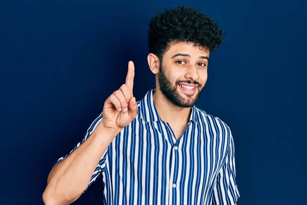 Hombre Árabe Joven Con Barba Vistiendo Camisa Rayas Casuales Sonriendo — Foto de Stock