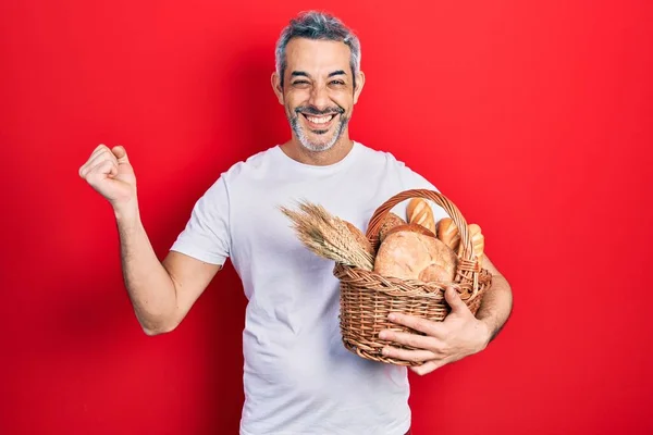 Bonito Homem Meia Idade Com Cabelos Grisalhos Segurando Cesta Vime — Fotografia de Stock