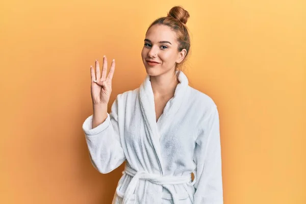 Junge Blonde Frau Bademantel Zeigt Mit Finger Nummer Vier Nach — Stockfoto