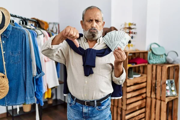 Hübscher Älterer Herr Einzelhandel Der Dollarscheine Mit Wütendem Gesicht Hält — Stockfoto