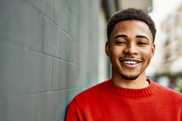 Schöner Afrikanisch Amerikanischer Mann Freien Steht Über Graue Wand — Stockfoto