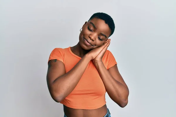 身穿休闲橙色T恤的年轻非洲裔美国女人 睡眠不足 手挽手 闭着眼睛微笑 — 图库照片