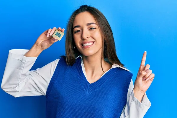 Menina Hispânica Jovem Segurando Processador Computador Cpu Sorrindo Feliz Apontando — Fotografia de Stock