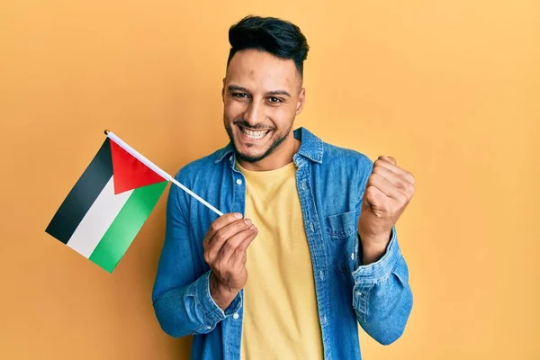 Jeune Homme Arabe Tenant Drapeau Palestine Criant Fier Célébrant Victoire — Photo