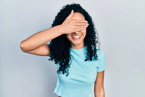 Kıvırcık Saçlı Sıradan Mavi Tişörtlü Gülümseyen Gülen Genç Spanyol Kadın — Stok fotoğraf