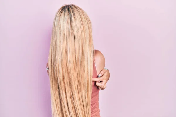 Menina Loira Jovem Vestindo Roupas Casuais Abraçando Feliz Positivo Trás — Fotografia de Stock