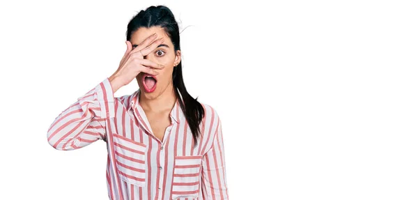 Jovem Hispânica Vestindo Roupas Casuais Espreitando Choque Cobrindo Rosto Olhos — Fotografia de Stock