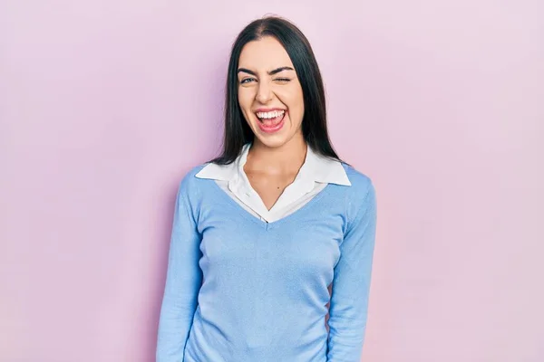 Bella Donna Con Gli Occhi Azzurri Piedi Sopra Sfondo Rosa — Foto Stock