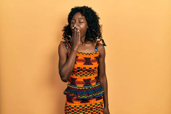 Junge Afrikanisch Amerikanische Frau Traditioneller Afrikanischer Kleidung Gelangweilt Gähnend Müde — Stockfoto