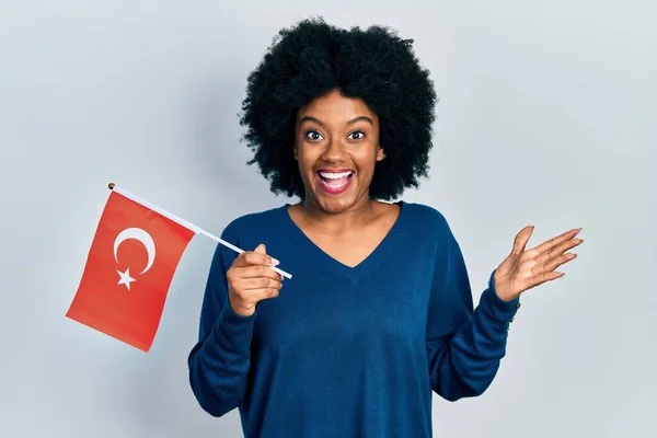 Young African American Woman Holding Turkey Flag Celebrating Achievement Happy — Stock Photo, Image