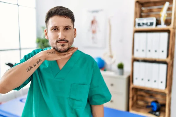 Junger Physiotherapeut Der Schmerzklinik Arbeitet Schneidet Hals Mit Hand Als — Stockfoto