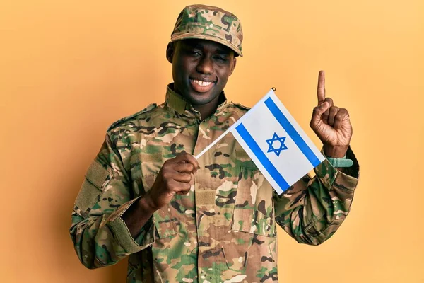 Jovem Afro Americano Vestindo Uniforme Exército Segurando Bandeira Israel Sorrindo — Fotografia de Stock