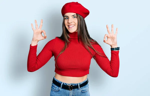 Jovem Adolescente Morena Fazendo Excelente Gesto Com Mão Sorrindo Com — Fotografia de Stock