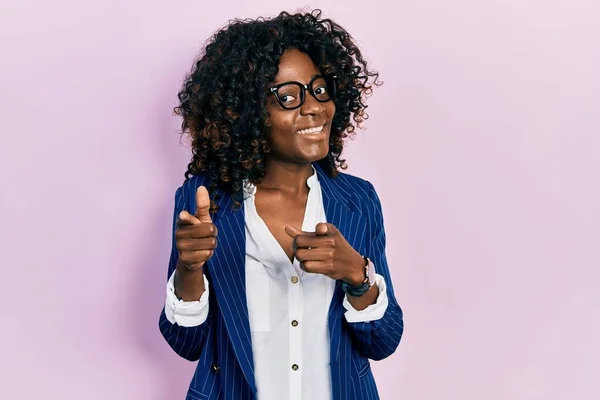Молода Афро Американська Жінка Діловому Одязі Окулярах Вказує Пальцями Камеру — стокове фото
