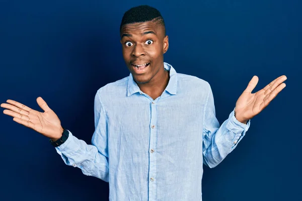 Joven Hombre Afroamericano Vistiendo Ropa Casual Celebrando Loco Sorprendido Por — Foto de Stock