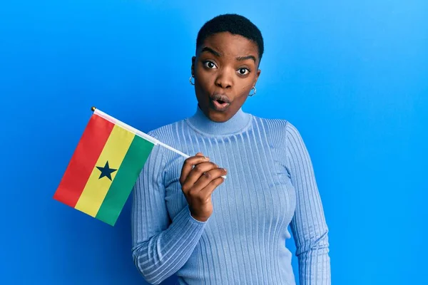 Jonge Afro Amerikaanse Vrouw Met Ghana Vlag Bang Verbaasd Met — Stockfoto