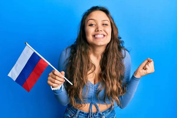 Junges Hispanisches Mädchen Mit Russischer Fahne Schreit Stolz Und Feiert — Stockfoto