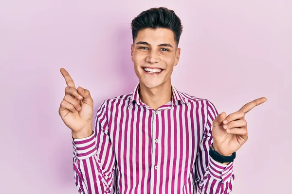 Joven Hombre Hispano Usando Ropa Casual Sonriendo Confiado Señalando Con — Foto de Stock