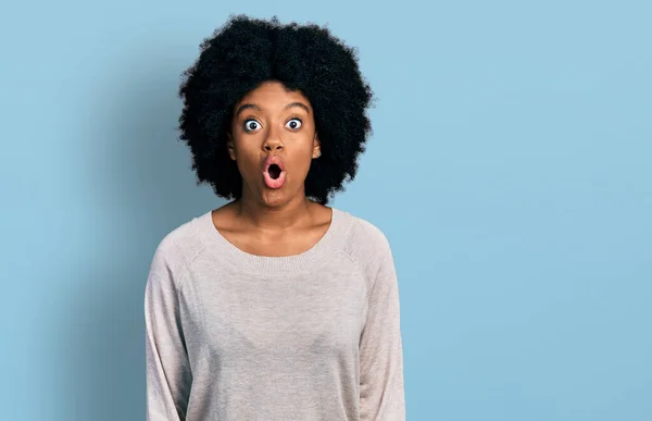 Jovem Afro Americana Vestindo Roupas Casuais Com Medo Chocado Com — Fotografia de Stock