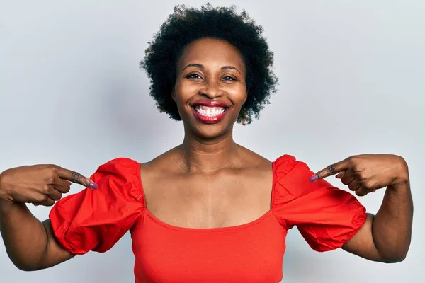 Νεαρή Αφροαμερικανή Που Φοράει Καθημερινά Ρούχα Και Δείχνει Σίγουρη Χαμόγελο — Φωτογραφία Αρχείου