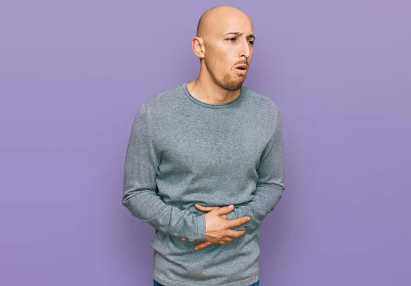 Homem Careca Com Barba Vestindo Roupas Casuais Com Mão Estômago — Fotografia de Stock