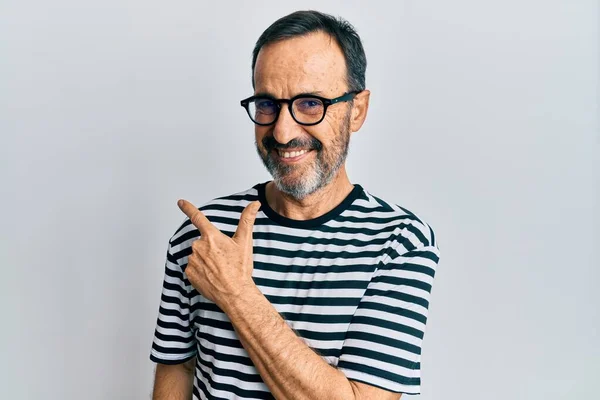 Homem Hispânico Meia Idade Vestindo Roupas Casuais Óculos Sorridentes Alegres — Fotografia de Stock