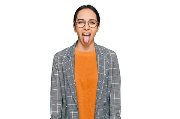 Junges Hispanisches Mädchen Businessjacke Und Brille Die Die Zunge Herausstreckt — Stockfoto