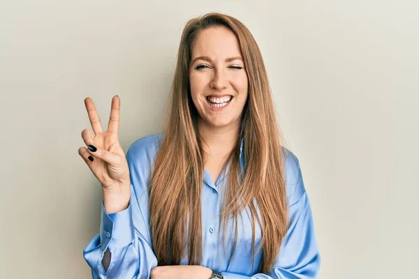 Mulher Loira Jovem Vestindo Camisa Azul Casual Sorrindo Com Rosto — Fotografia de Stock