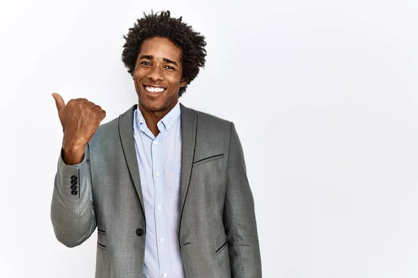 年轻的非洲裔美国人 身穿商务夹克 身披孤立的白色背景 面带微笑 面带微笑 并带着大拇指指向旁边 — 图库照片
