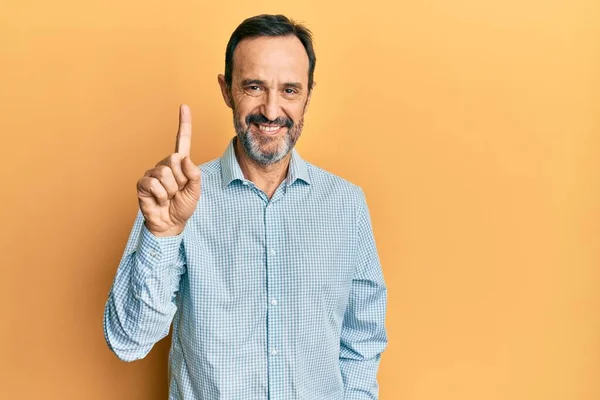Homem Hispânico Meia Idade Vestindo Roupas Casuais Sorrindo Com Uma — Fotografia de Stock