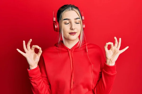 Mladá Moderní Dívka Tělocvičně Oblečení Pomocí Sluchátek Relaxovat Usmívat Zavřenýma — Stock fotografie