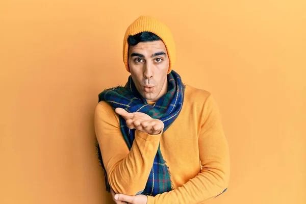 Yakışıklı Spanyol Bir Adam Yün Şapka Kış Eşarbı Takmış Kameraya — Stok fotoğraf