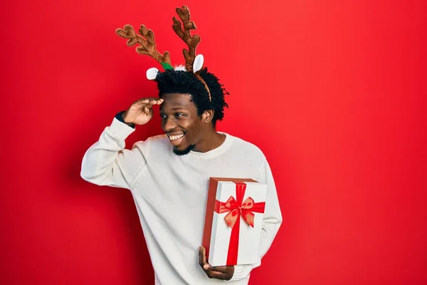 Jovem Afro Americano Vestindo Chapéu Natal Veado Segurando Presente Muito — Fotografia de Stock