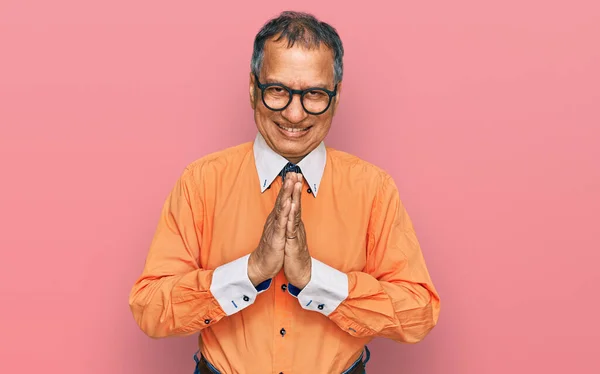 Hombre Indio Mediana Edad Vistiendo Ropa Casual Gafas Rezando Con —  Fotos de Stock