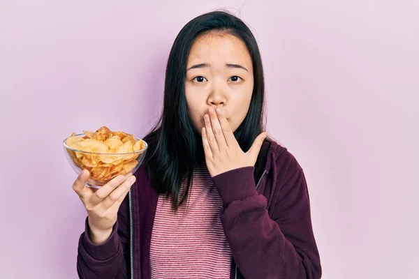 Jong Chinees Meisje Met Een Aardappel Chip Die Zijn Mond — Stockfoto
