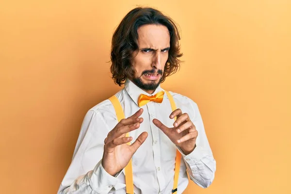 Ung Latinamerikan Man Bär Hipster Elegant Utseende Äcklad Uttryck Missnöjd — Stockfoto