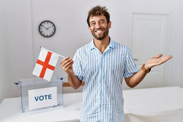 Jonge Knappe Man Bij Politieke Campagneverkiezingen Die Vlag Van Engeland — Stockfoto