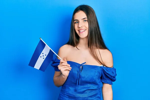 Jong Brunette Tiener Holding Honduras Vlag Kijken Positief Gelukkig Staan — Stockfoto