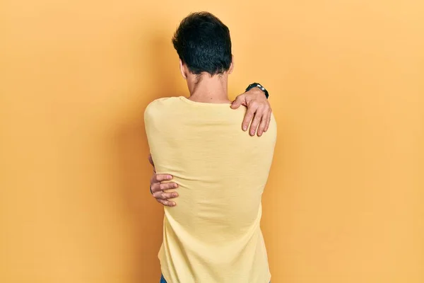 Junger Hispanischer Mann Legerem Gelben Shirt Der Sich Glücklich Und — Stockfoto