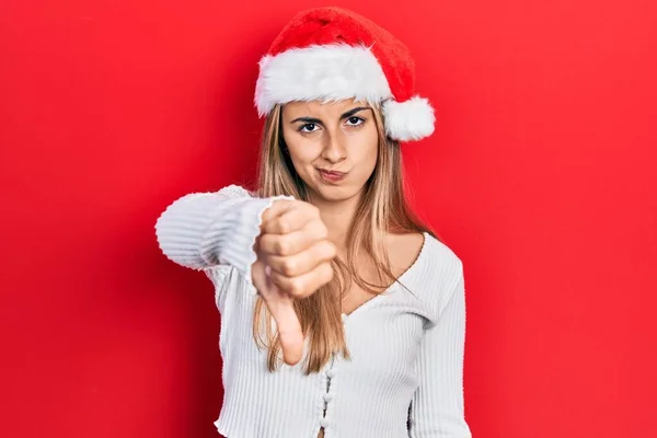 Hermosa Mujer Hispana Vistiendo Sombrero Navidad Que Infeliz Enojada Mostrando — Foto de Stock