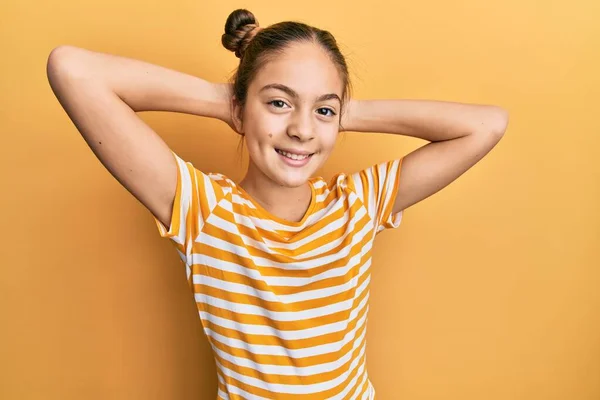 Schöne Brünette Kleine Mädchen Trägt Lässig Gestreiftes Shirt Entspannt Und — Stockfoto