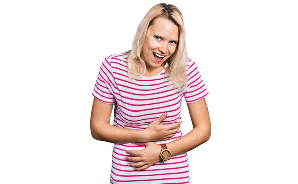 Junge Kaukasische Frau Lässiger Kleidung Lächelt Und Lacht Laut Weil — Stockfoto