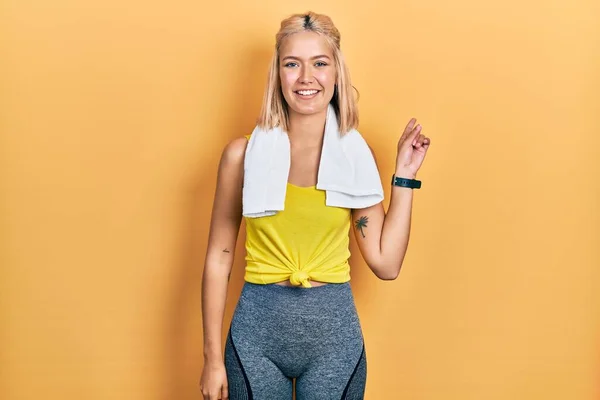 Vacker Blond Sport Kvinna Bär Träningskläder Med Ett Stort Leende — Stockfoto