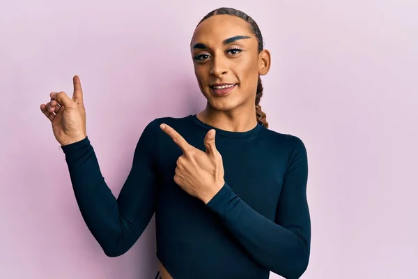 Hombre Hispano Usando Maquillaje Pelo Largo Usando Ropa Casual Sonriendo — Foto de Stock