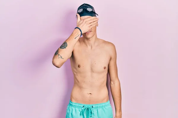 Joven Hombre Hispano Con Traje Baño Gafas Nadador Sonriendo Riendo — Foto de Stock