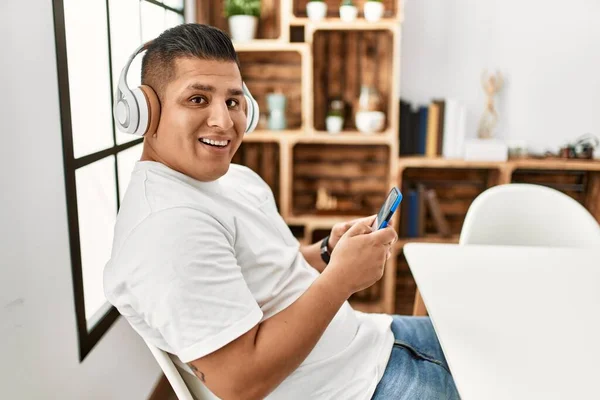 Junger Hispanischer Mann Hört Hause Musik Auf Dem Tisch — Stockfoto