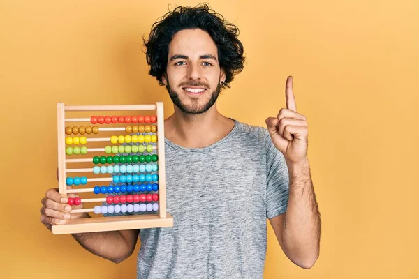 Knappe Spaanse Man Met Traditionele Abacus Glimlachend Met Een Idee — Stockfoto