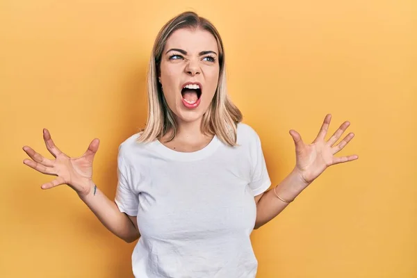 Mooie Blanke Vrouw Draagt Casual Wit Shirt Gek Gek Schreeuwen — Stockfoto