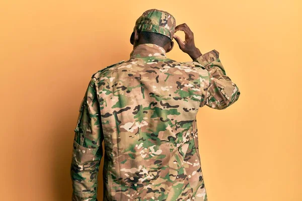 Mladý Africký Američan Nosí Armádní Uniformu Pozpátku Přemýšlet Pochybách Rukou — Stock fotografie