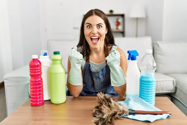 Young Brunette Woman Wearing Cleaner Apron Gloves Cleaning Home Celebrating — Stock Photo, Image